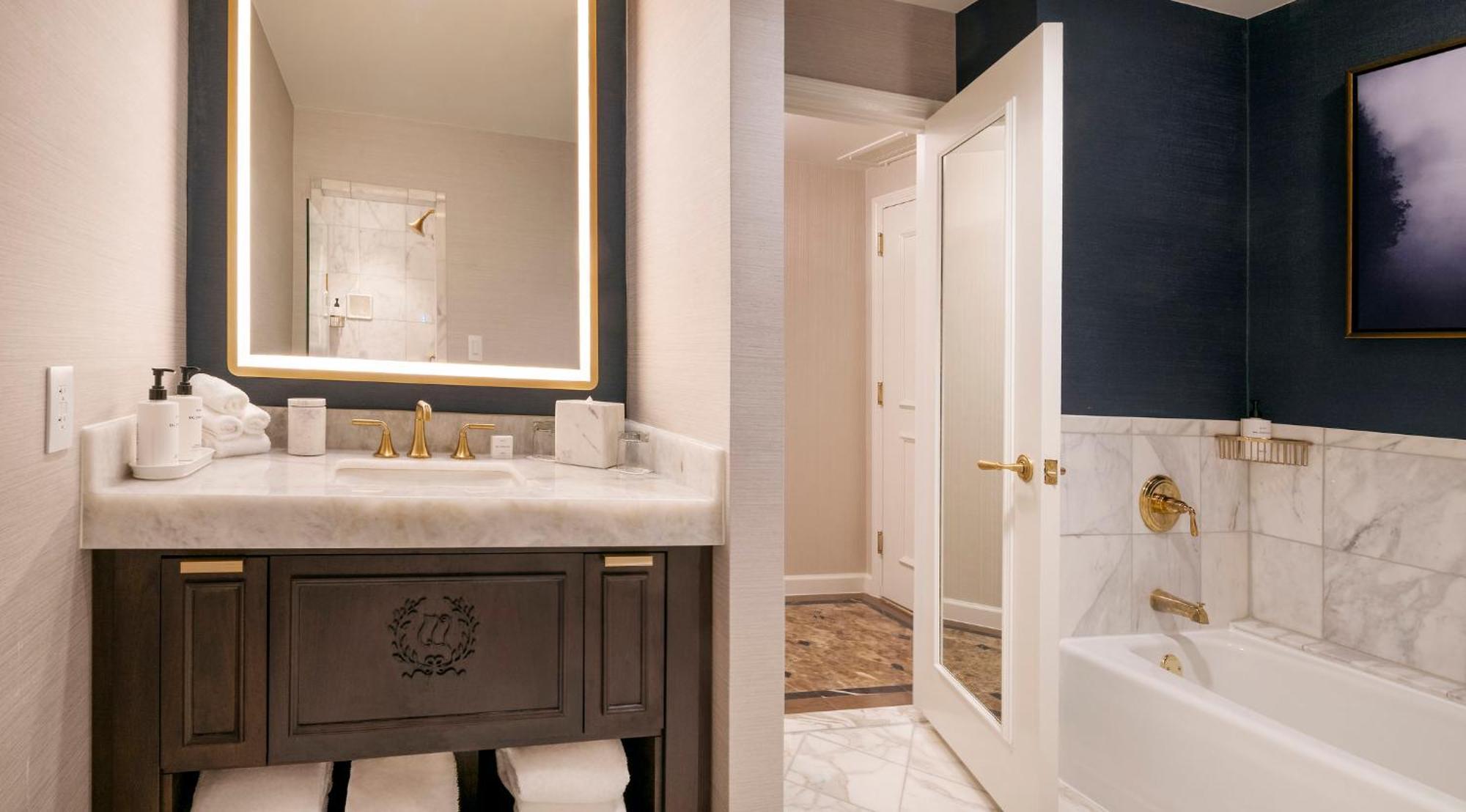 Oval Queen Suite Washington Monument View