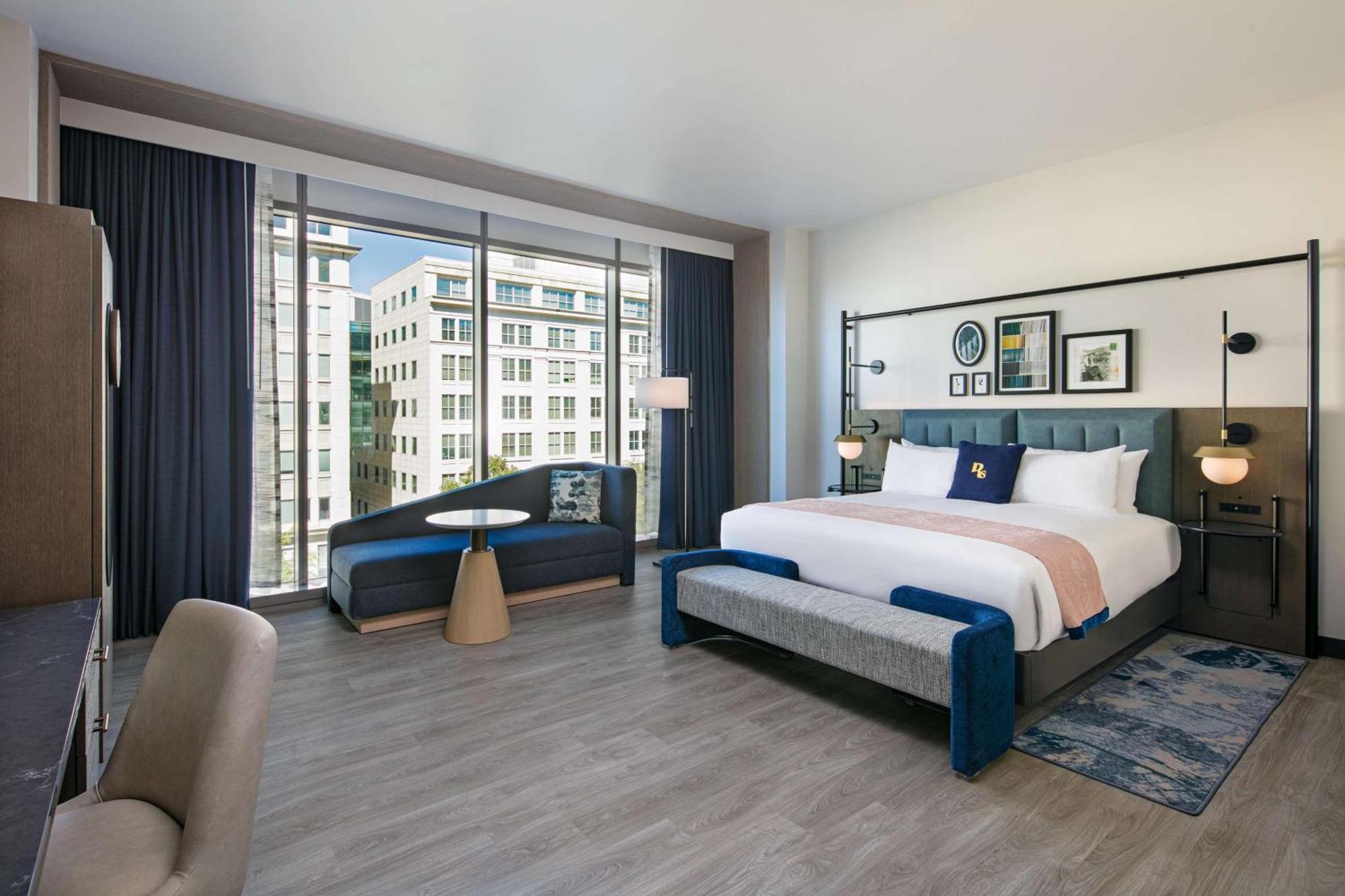 Premier Deluxe King - City View