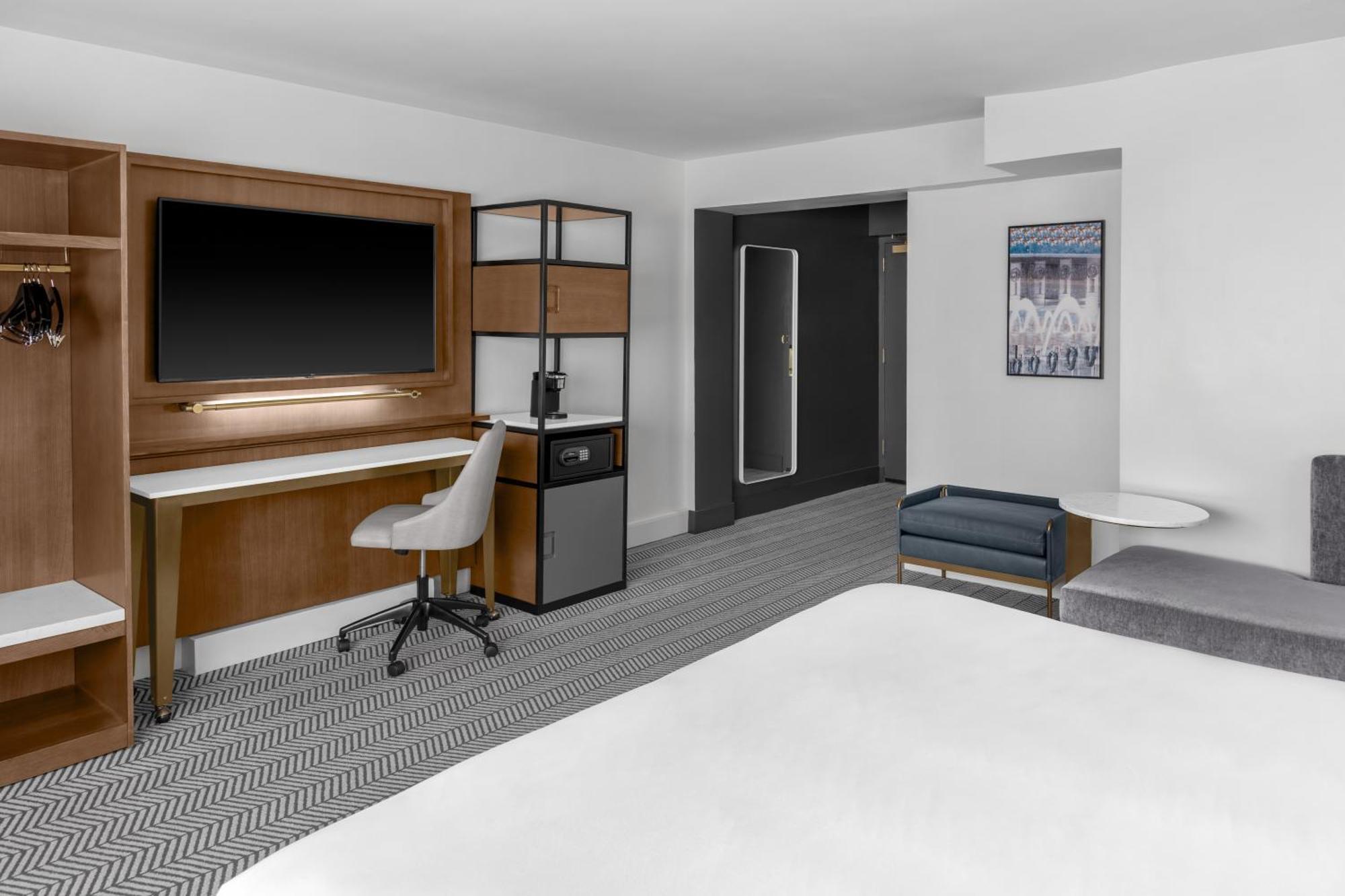 Deluxe King Room with City View